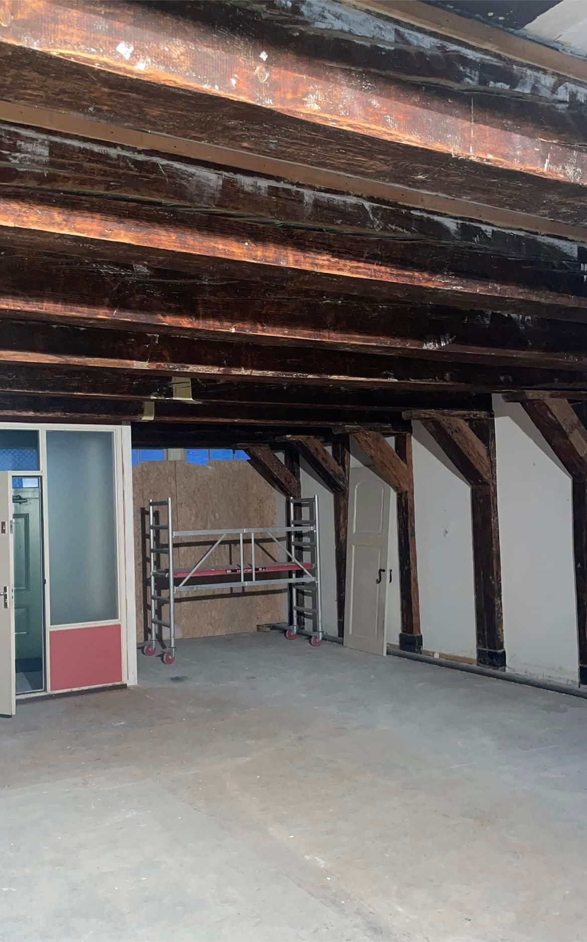 Renovatie monumentaal pand - blootgelegde balken en stucwerk