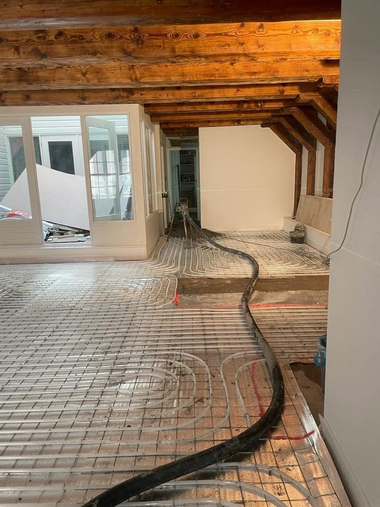 Renovatie monumentaal pand - blootgelegde balken en stucwerk