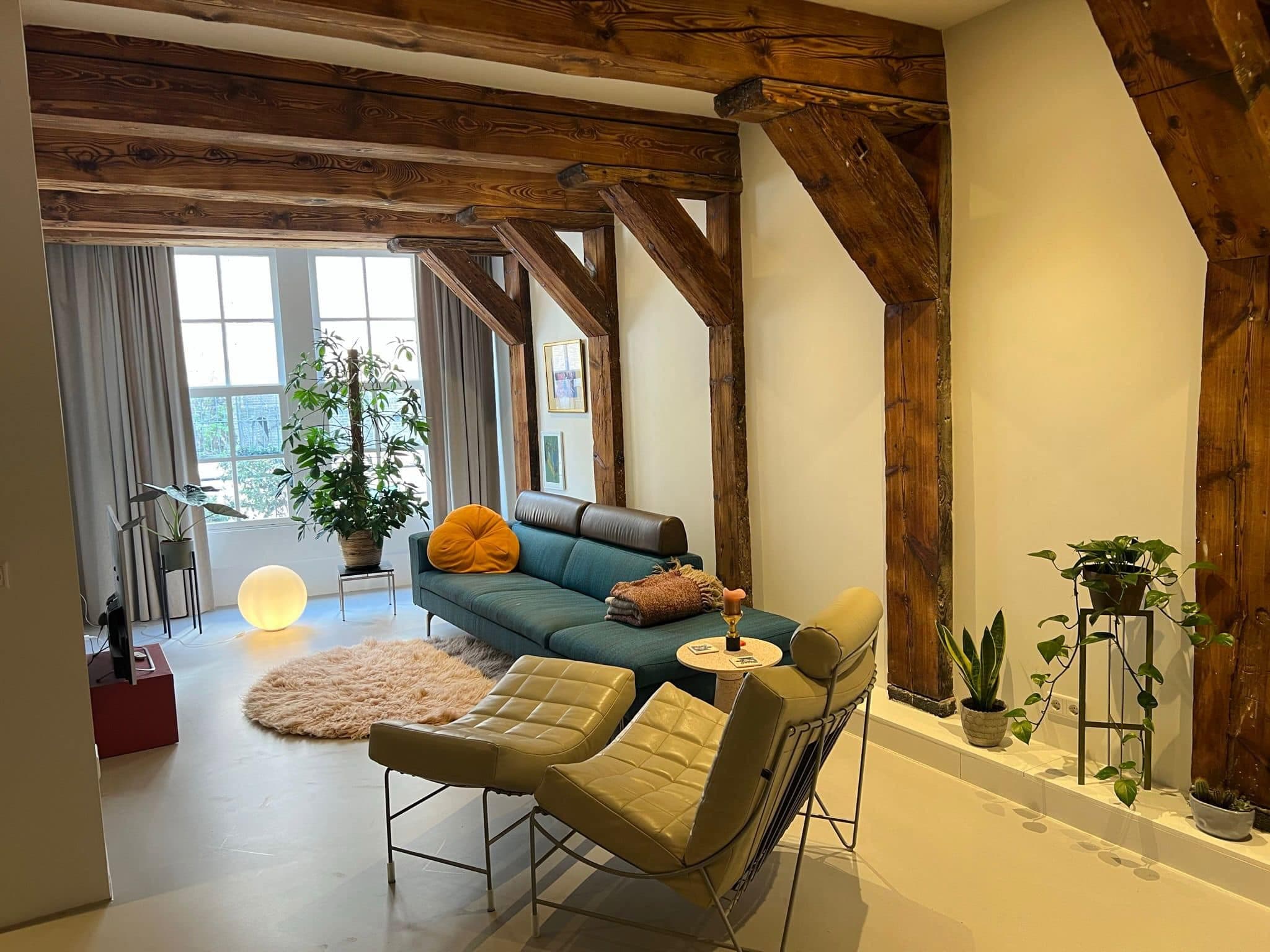 Renovatie monumentaal pand - blootgelegde balken en stucwerk