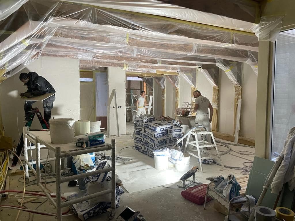 Renovatie monumentaal pand - blootgelegde balken en stucwerk
