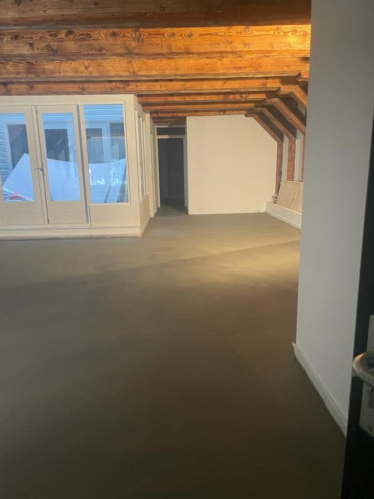 Renovatie monumentaal pand - blootgelegde balken en stucwerk