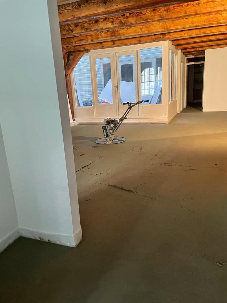 Renovatie monumentaal pand - blootgelegde balken en stucwerk