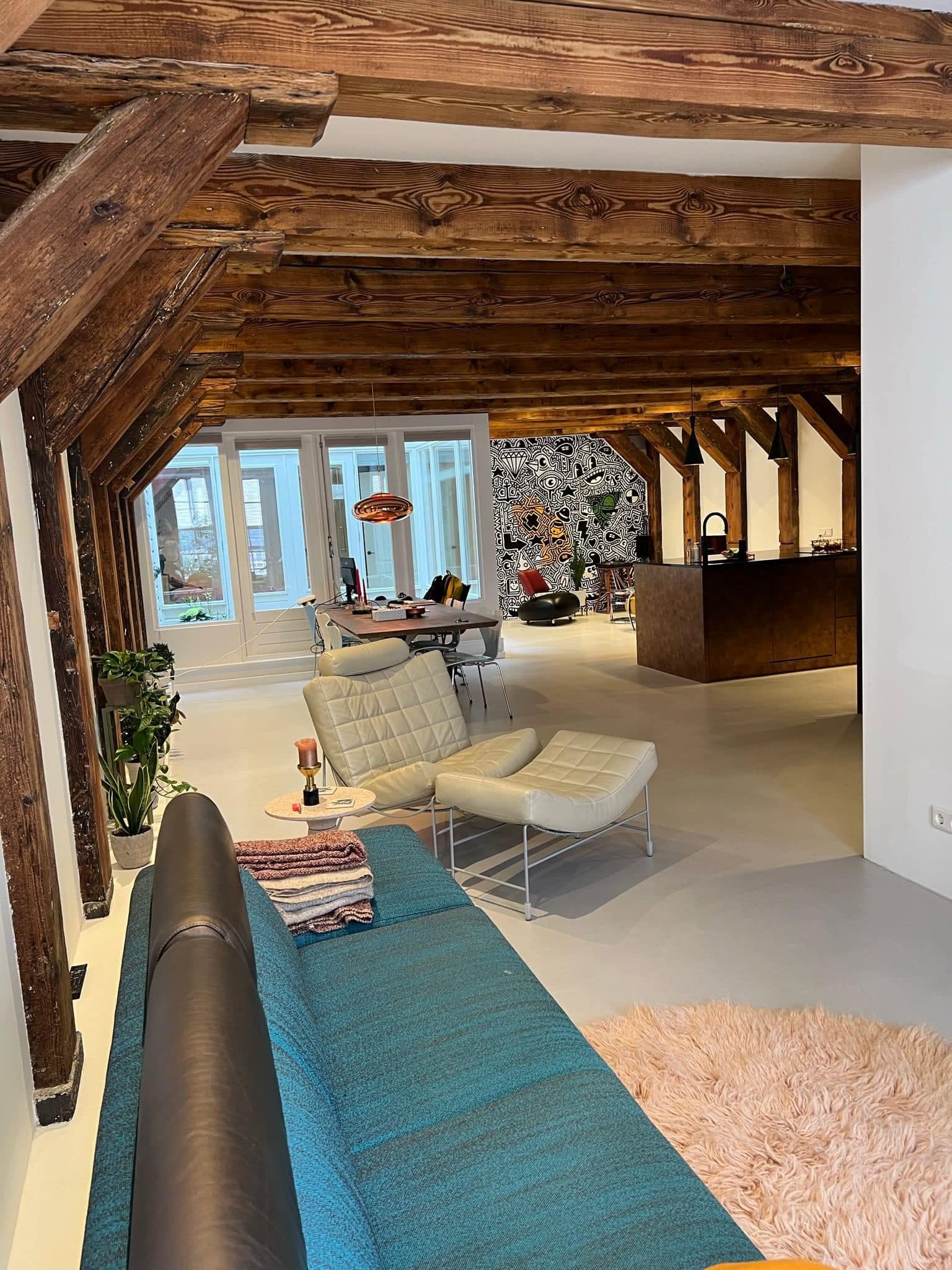 Renovatie monumentaal pand - blootgelegde balken en stucwerk