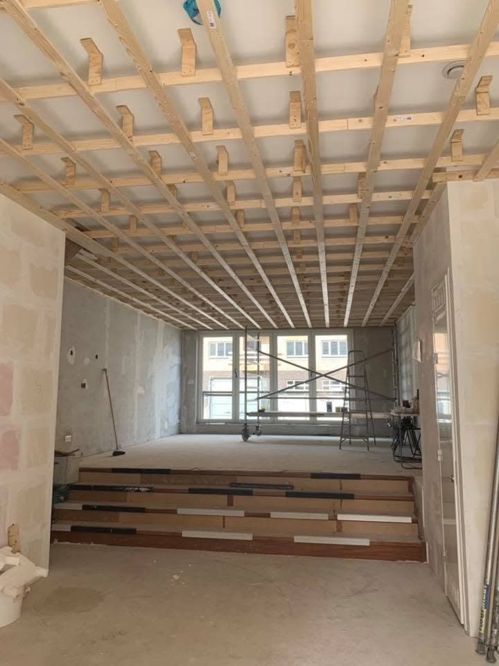 Timmerwerk plafond en vloerafwerking